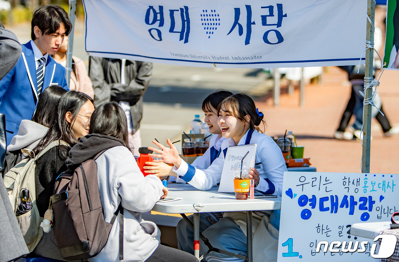 (경산=뉴스1) 공정식 기자 = 13일 영남대 경산캠퍼스에서 열린 '2024학년도 제1차 중앙동아리박람회'에서 여러 동아리 회원들이 신입회원 유치를 위해 가두모집에 나서고 있다. …