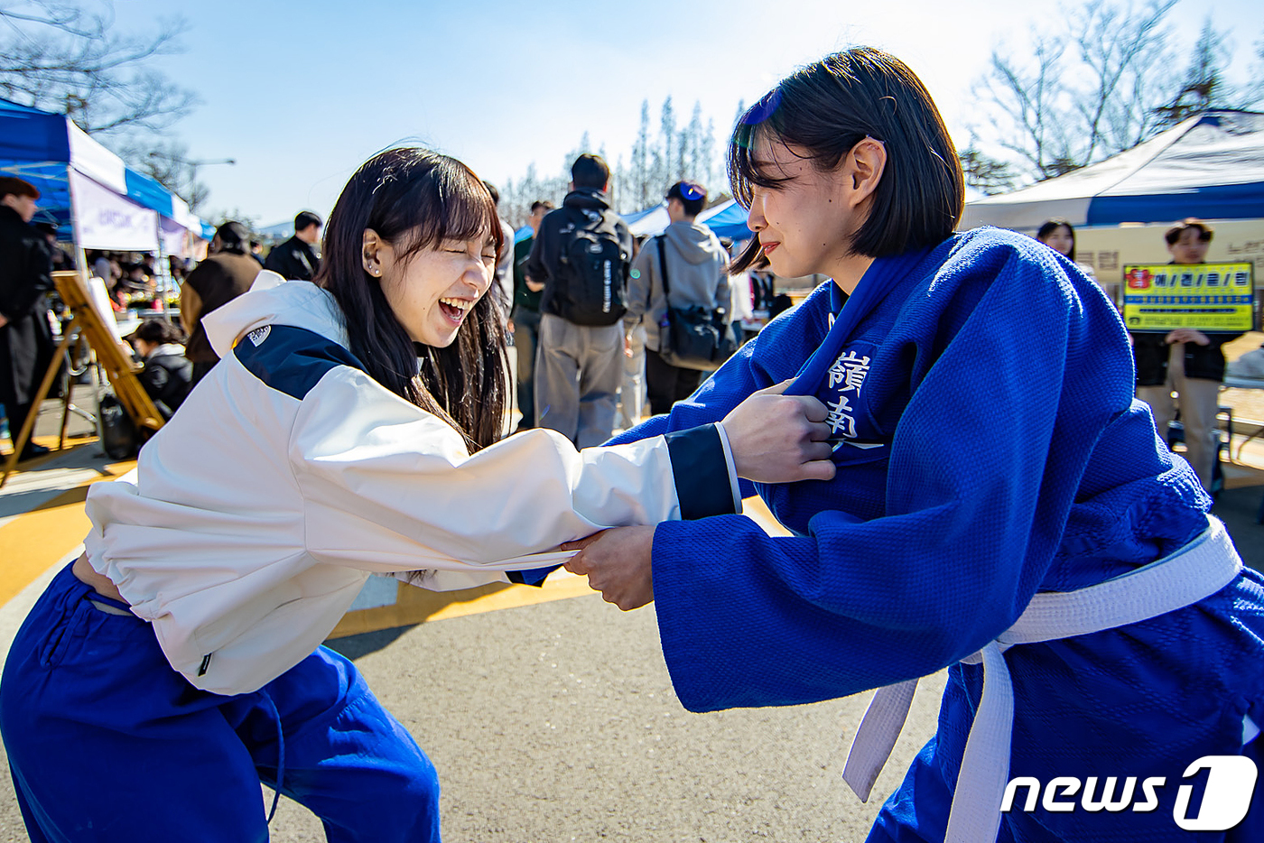 (경산=뉴스1) 공정식 기자 = 13일 영남대 경산캠퍼스에서 열린 '2024학년도 제1차 중앙동아리박람회'에서 여러 동아리 회원들이 신입회원 유치를 위해 가두모집에 나서고 있다. …