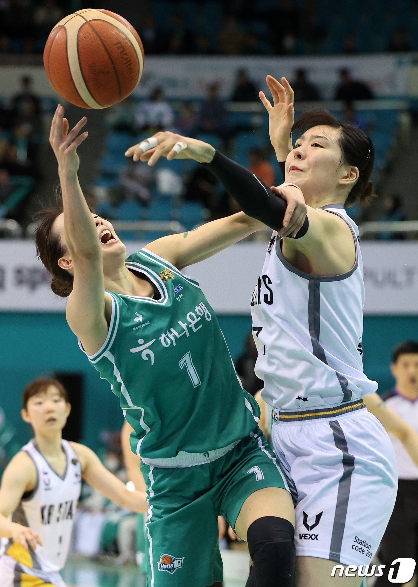 본문 이미지 - 13일 오후 경기도 부천시 석천로 부천체육관에서 열린 '우리은행 우리WON 2023~2024 여자프로농구 플레이오프' 3차전 부천 하나원큐와 청주 KB스타즈의 경기, 1쿼터 KB스타즈 박지수가 골밑으로 돌파하는 하나원큐 신지현에게 블럭하고 있다. 2024.3.13/뉴스1 ⓒ News1 김진환 기자