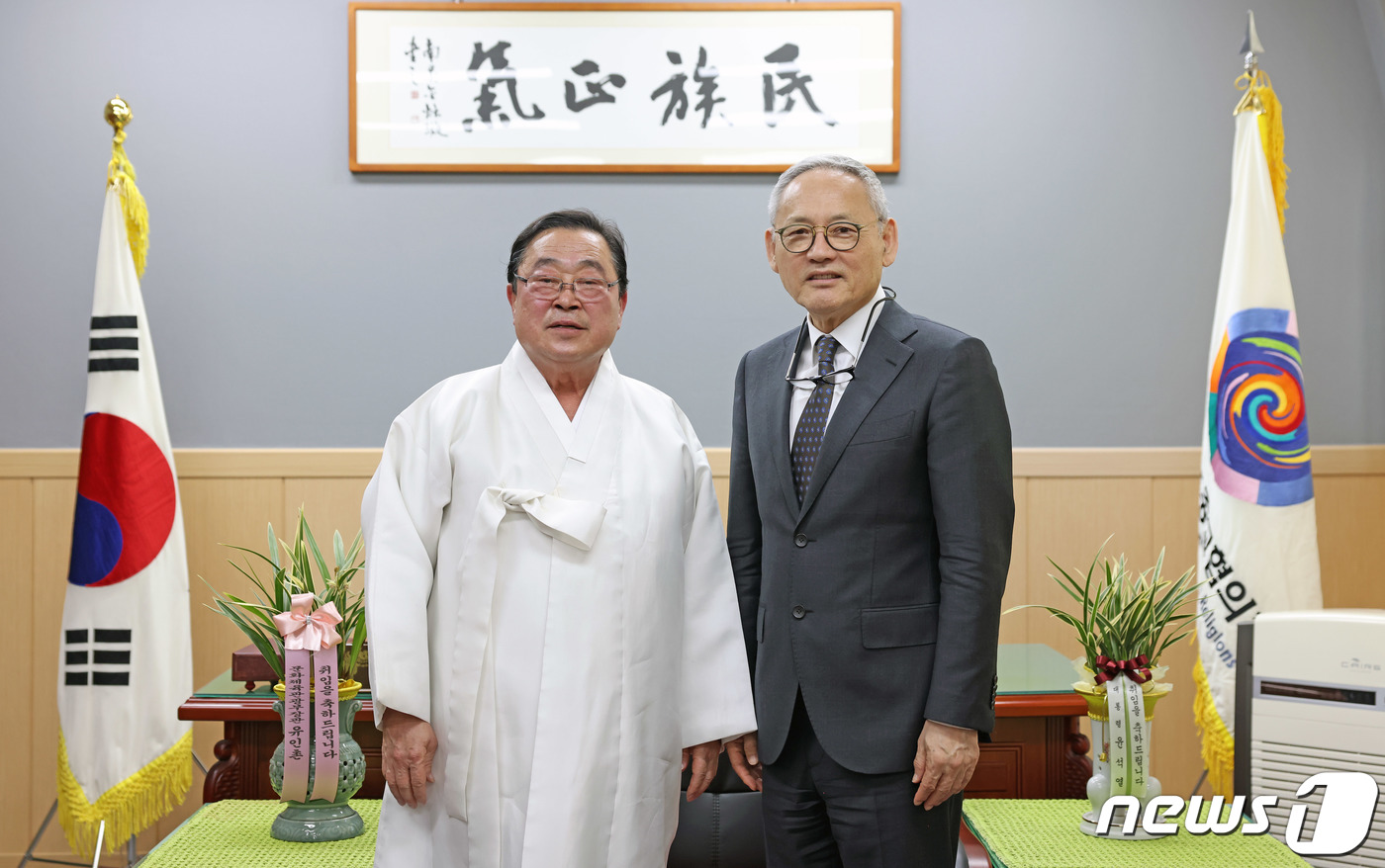 (서울=뉴스1) = 유인촌 문화체육관광부 장관이 13일 서울 동대문구 겨레얼살리기 연수회관에서 김령하 한국민족종교협의회 회장과 기념촬영을 하고 있다. (문체부 제공) 2024.3. …