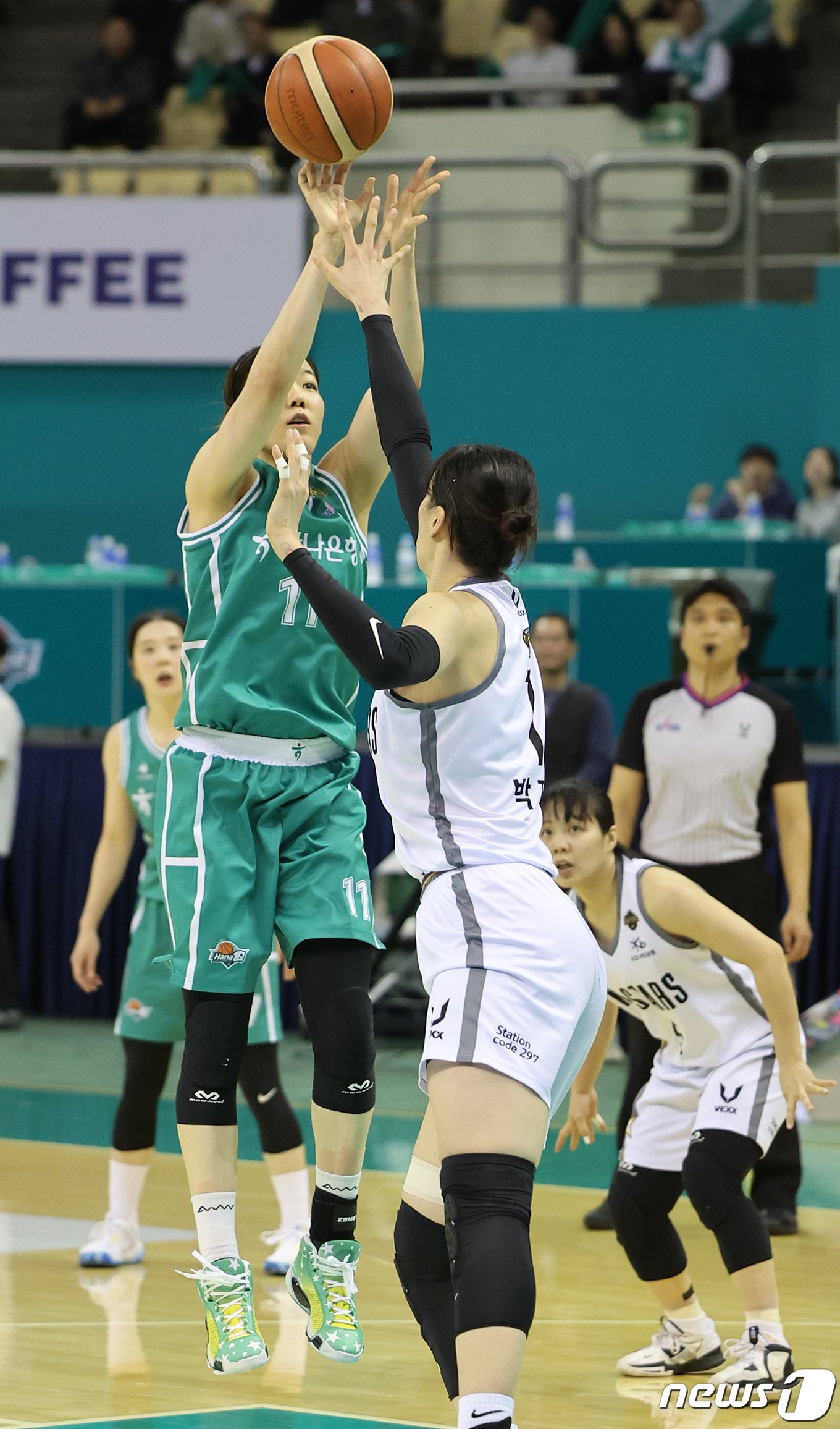 본문 이미지 - 13일 오후 경기도 부천시 석천로 부천체육관에서 열린 '우리은행 우리WON 2023~2024 여자프로농구 플레이오프' 3차전 부천 하나원큐와 청주 KB스타즈의 경기, 1쿼터 하나원큐 양인영이 KB스타즈 박지수의 수비 앞에서 점프슛을 하고 있다. 2024.3.13/뉴스1 ⓒ News1 김진환 기자