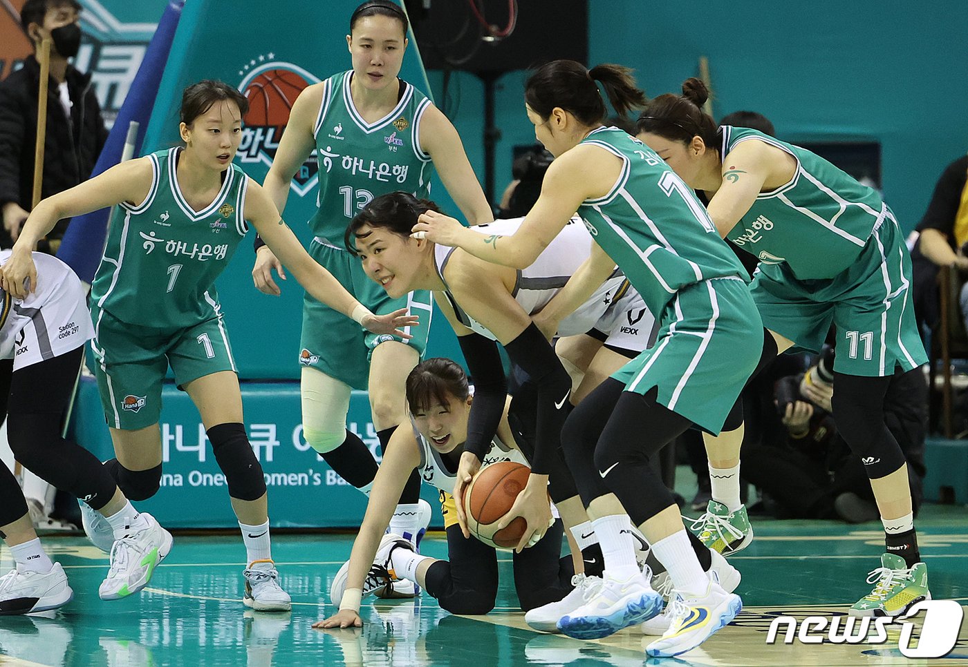 본문 이미지 - 13일 오후 경기도 부천시 석천로 부천체육관에서 열린 '우리은행 우리WON 2023~2024 여자프로농구 플레이오프' 3차전 부천 하나원큐와 청주 KB스타즈의 경기, 2쿼터 KB스타즈 박지수가 하나원큐 선수들과 볼 경합을 하고 있다. 2024.3.13/뉴스1 ⓒ News1 김진환 기자