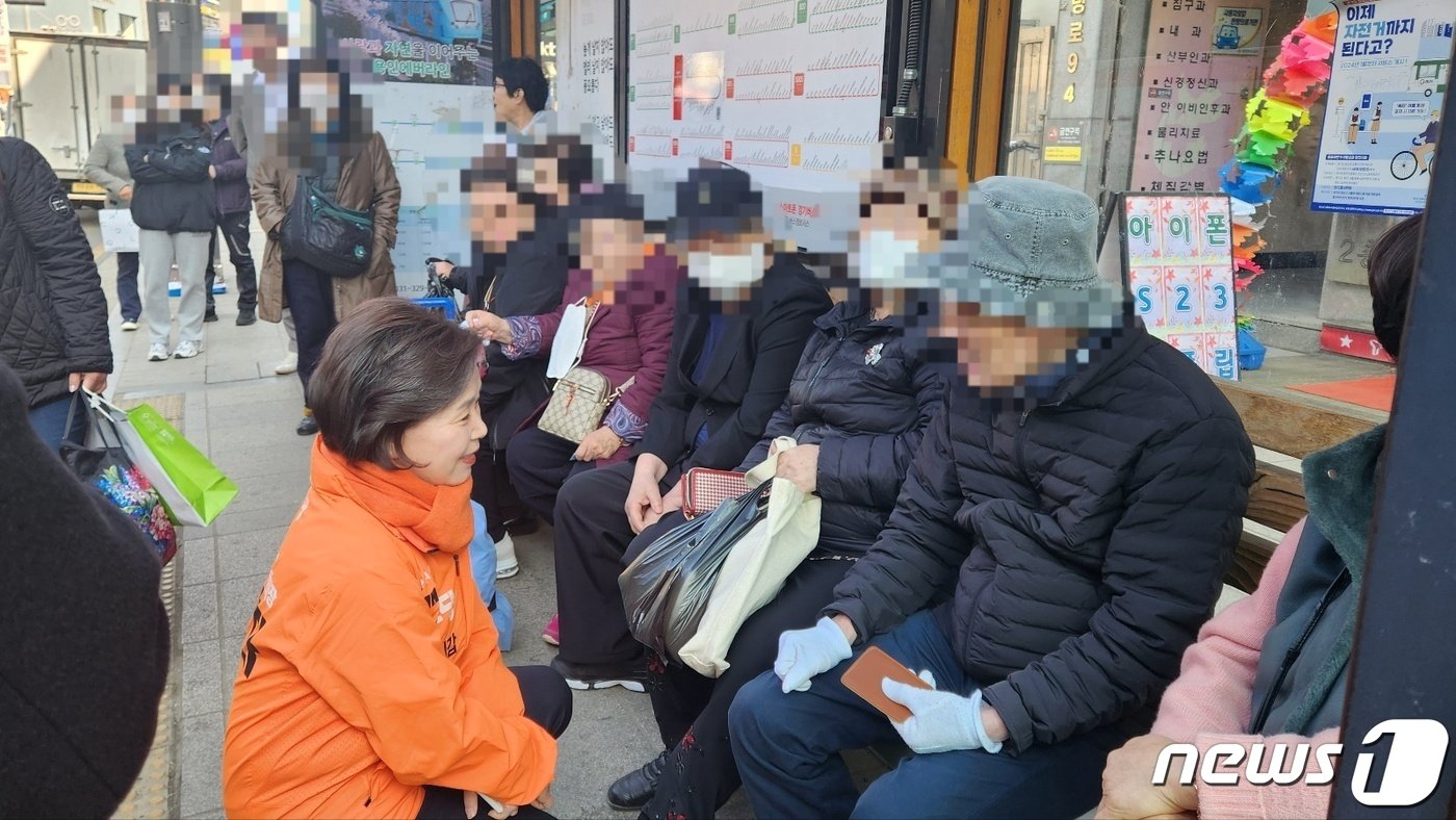 본문 이미지 - 13일 오후 양향자 개혁신당 용인갑 후보가 시민들과 대화를 나누고 있다. ⓒ 뉴스1