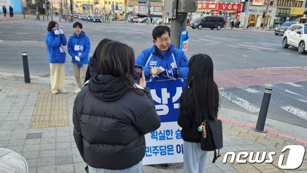 본문 이미지 - 12일 이상식 더불어민주당 용인갑 후보가 유권자들과 인사하고 있다. (이상식 후보 선거사무소 제공)