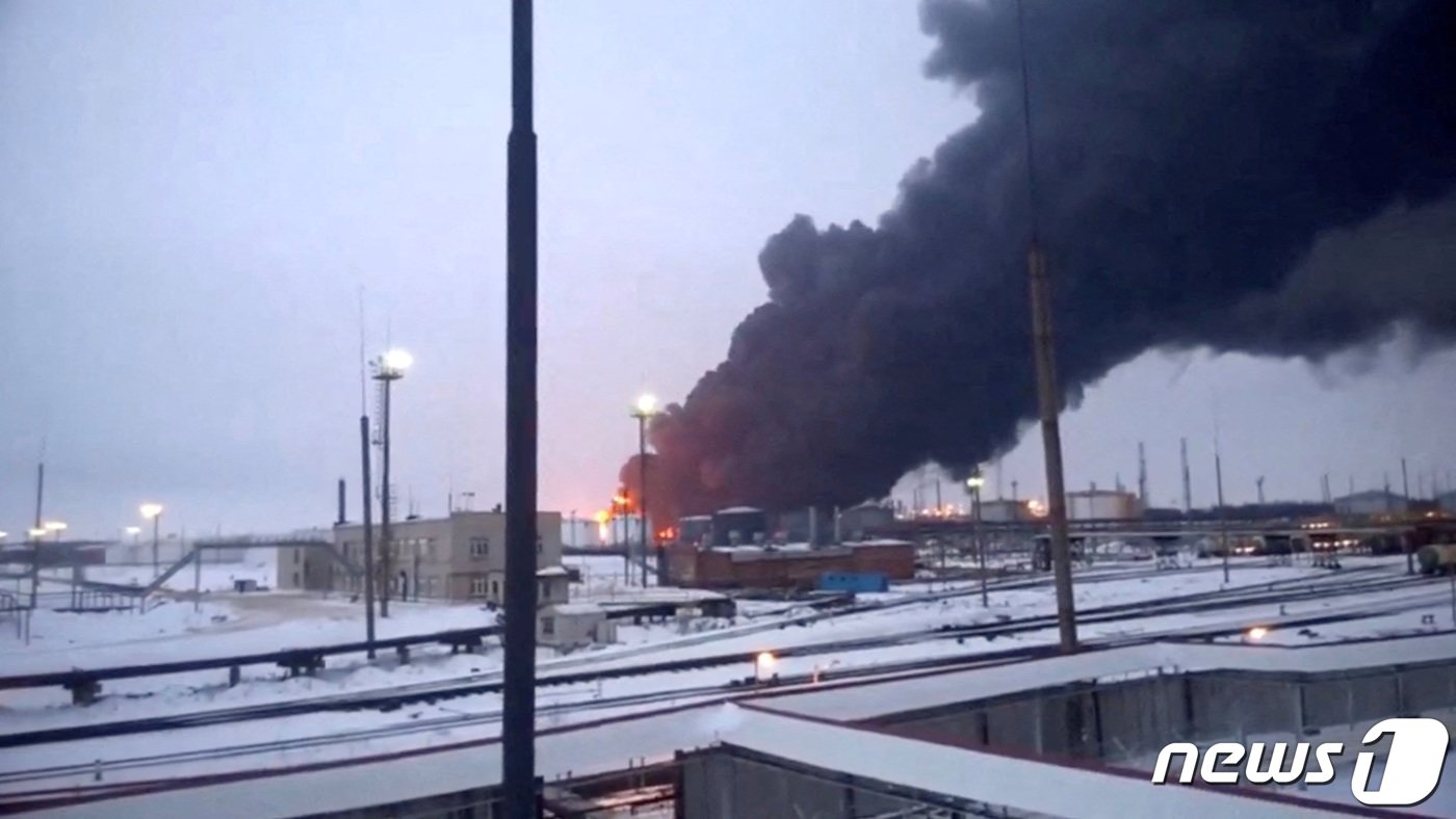 본문 이미지 - 지난 3월 러시아 서부 라잔에서 반&#40;半&#41;국영 에너지기업 로스네프트가 소유한 정유시설이 우크라이나군의 드론 공격으로 화재가 발생했다. 사진은 현지 소셜미디어에 올라온 현장 영상을 갈무리했다. 2024.3.13. ⓒ 로이터=뉴스1 ⓒ News1 김성식 기자