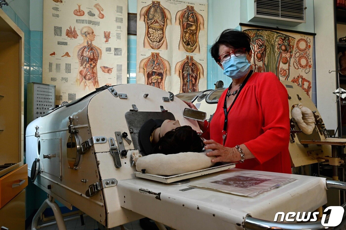 본문 이미지 - 프랑스의 한 의료 유산 박물관에 있는 아이언렁 ⓒ AFP=뉴스1