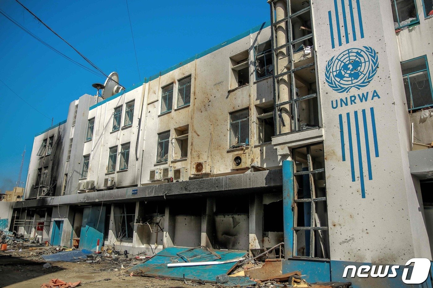 본문 이미지 - 이스라엘의 공격으로 파괴된 가자시티의 UNRWA 건물. ⓒ AFP=뉴스1