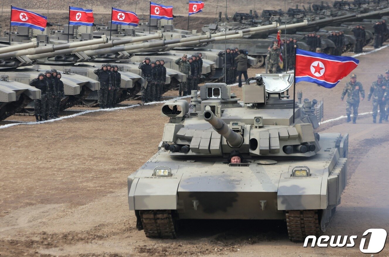 본문 이미지 - 평양 노동신문=뉴스1&#41; = 김정은 북한 노동당 총비서가  600㎜ 초대형 방사포 위력시위사격을 지도한 현장에 딸 주애로 추정되는 인물이 포착됐다. [국내에서만 사용가능. 재배포 금지. DB 금지. For Use Only in the Republic of Korea. Redistribution Prohibited] rodongphoto@news1.kr 