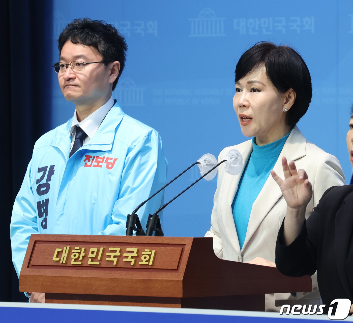 본문 이미지 - 전현희 더불어민주당 서울 중구성동구갑 후보가 14일 서울 여의도 국회에서 열린 제22대 총선 서울 중구성동구갑 강병찬 진보당 후보와의 단일화 기자회견에서 발언을 하고 있다. 2024.3.14/뉴스1 ⓒ News1 ,송원영 기자