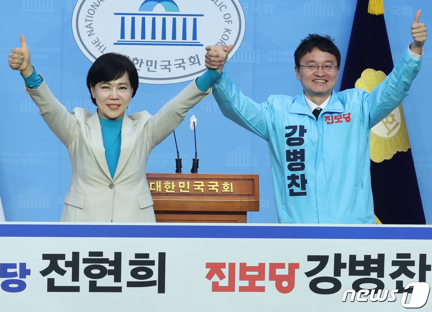 본문 이미지 - 전현희 더불어민주당 서울 중구성동구갑 후보가 14일 서울 여의도 국회에서 열린 제22대 총선 서울 중구성동구갑 후보 단일화 기자회견에서 강병찬 진보당 후보와 손을 잡고 있다. 2024.3.14/뉴스1 ⓒ News1 ,송원영 기자