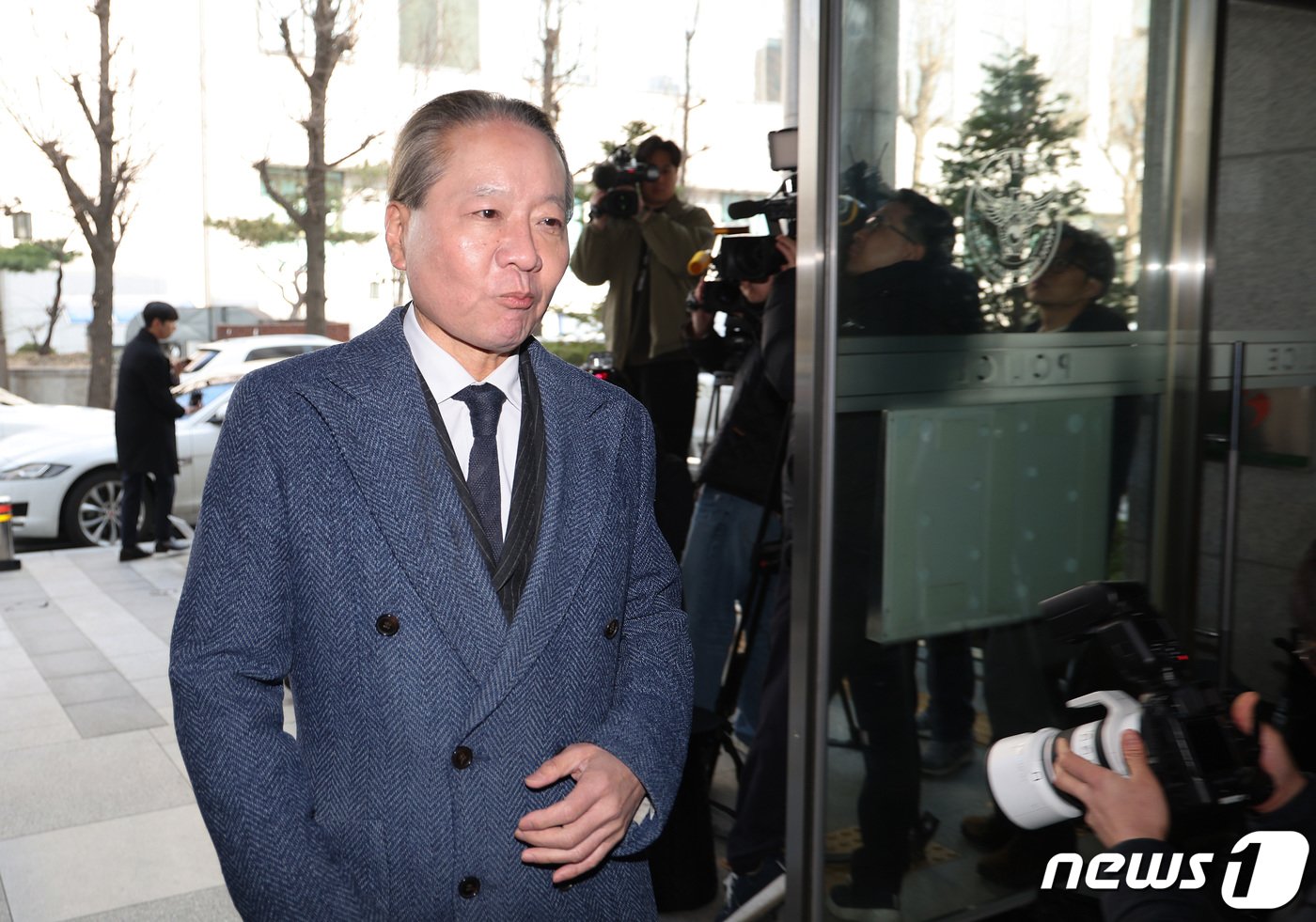 &#39;전공의 집단사직 공모&#39; 혐의를 받는 주수호 대한의사협회 비상대책위원회 언론홍보위원장이 14일 오전 휴대전화 포렌식 참관을 위해 서울 마포구 서울경찰청 공공범죄수사대로 출석하고 있다. 2024.3.14/뉴스 ⓒ News1 신웅수 기자