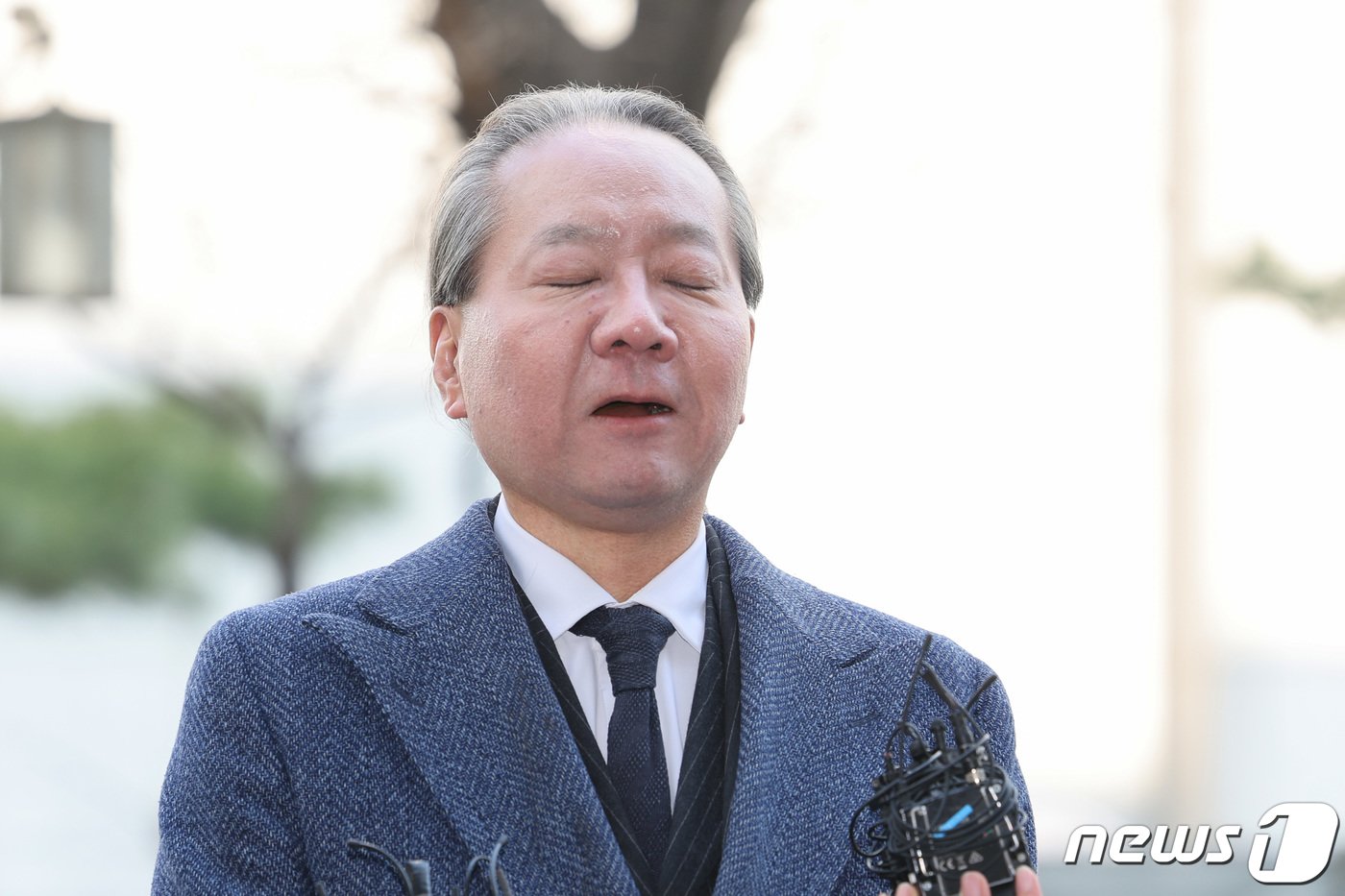 본문 이미지 - '전공의 집단사직 공모' 혐의를 받는 주수호 대한의사협회 비상대책위원회 언론홍보위원장이 14일 오전 휴대전화 포렌식 참관을 위해 서울 마포구 서울경찰청 공공범죄수사대로 출석하고 있다. 2024.3.14/뉴스 ⓒ News1 신웅수 기자