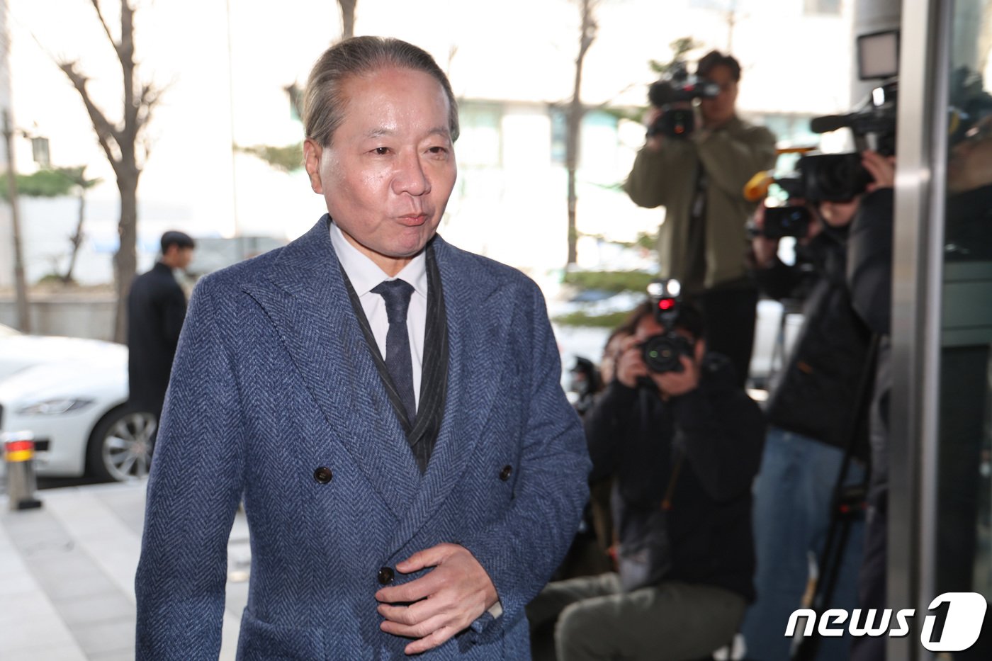 &#39;전공의 집단사직 공모&#39; 혐의를 받는 주수호 대한의사협회 비상대책위원회 언론홍보위원장이 14일 오전 휴대전화 포렌식 참관을 위해 서울 마포구 서울경찰청 공공범죄수사대로 출석하고 있다. 2024.3.14/뉴스 ⓒ News1 신웅수 기자