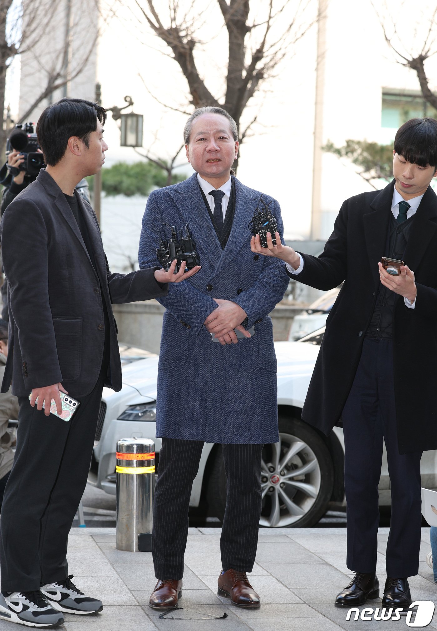 본문 이미지 - '전공의 집단사직 공모' 혐의를 받는 주수호 대한의사협회 비상대책위원회 언론홍보위원장이 14일 오전 휴대전화 포렌식 참관을 위해 서울 마포구 서울경찰청 공공범죄수사대로 출석하고 있다. 2024.3.14/뉴스 ⓒ News1 신웅수 기자