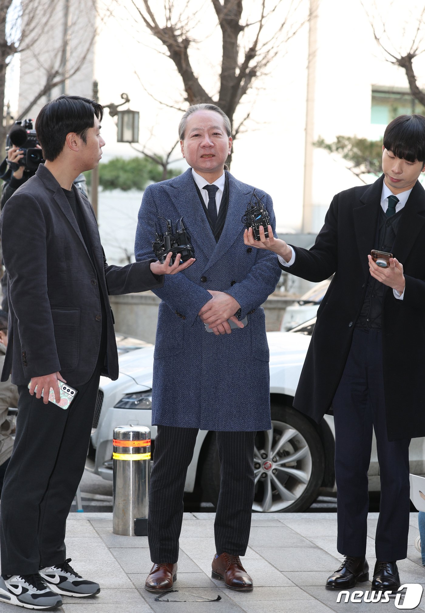 &#39;전공의 집단사직 공모&#39; 혐의를 받는 주수호 대한의사협회 비상대책위원회 언론홍보위원장이 14일 오전 휴대전화 포렌식 참관을 위해 서울 마포구 서울경찰청 공공범죄수사대로 출석하고 있다. 2024.3.14/뉴스 ⓒ News1 신웅수 기자