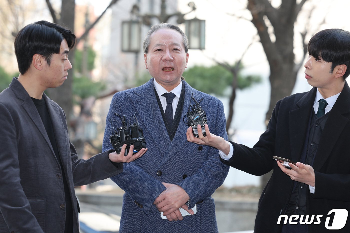 본문 이미지 - '전공의 집단사직 공모' 혐의를 받는 주수호 대한의사협회 비상대책위원회 언론홍보위원장이 14일 오전 휴대전화 포렌식 참관을 위해 서울 마포구 서울경찰청 공공범죄수사대로 출석하고 있다. 2024.3.14/뉴스 ⓒ News1 신웅수 기자