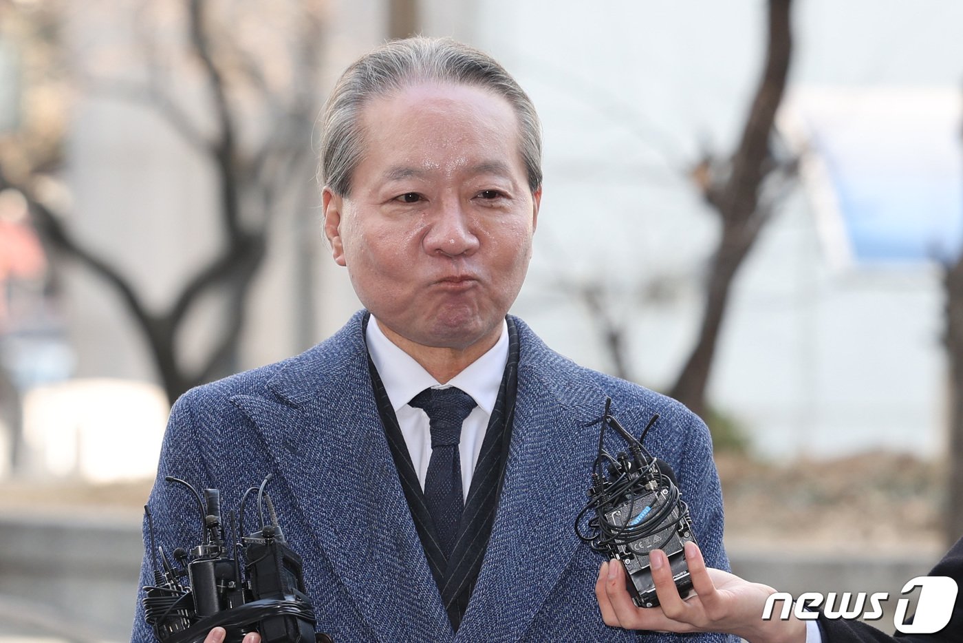 본문 이미지 - '전공의 집단사직 공모' 혐의를 받는 주수호 대한의사협회 비상대책위원회 언론홍보위원장이 14일 오전 휴대전화 포렌식 참관을 위해 서울 마포구 서울경찰청 공공범죄수사대로 출석하고 있다.  2024.3.14/뉴스 ⓒ News1 신웅수 기자