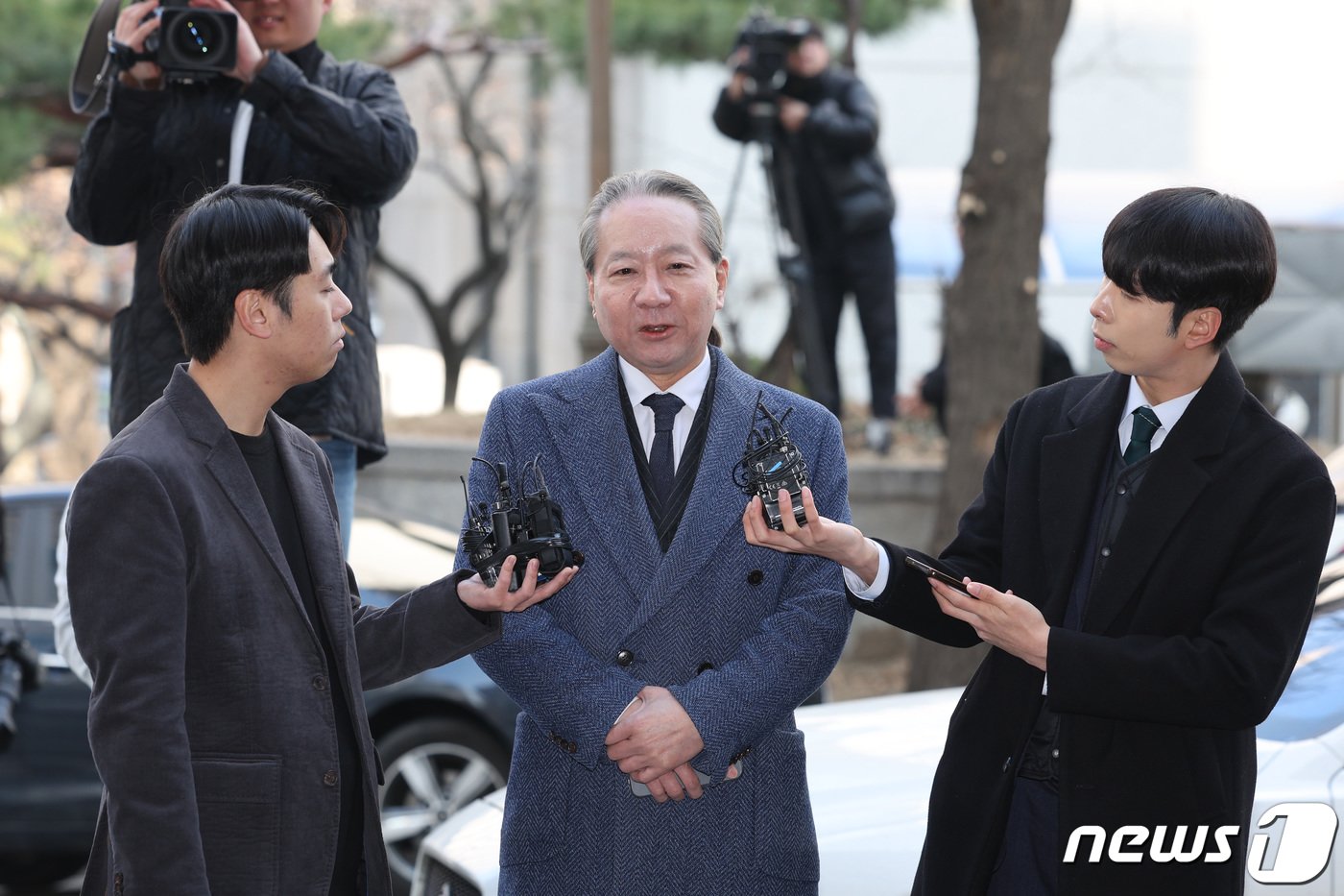 본문 이미지 - '전공의 집단사직 공모' 혐의를 받는 주수호 대한의사협회 비상대책위원회 언론홍보위원장이 14일 오전 휴대전화 포렌식 참관을 위해 서울 마포구 서울경찰청 공공범죄수사대로 출석하고 있다. 2024.3.14/뉴스 ⓒ News1 신웅수 기자