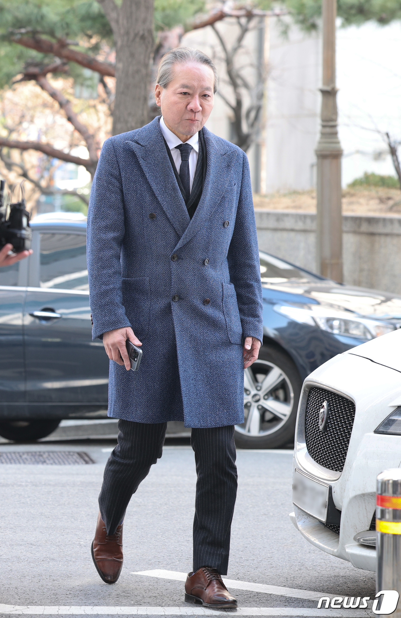 (서울=뉴스1) 신웅수 기자 = '전공의 집단사직 공모' 혐의를 받는 주수호 대한의사협회 비상대책위원회 언론홍보위원장이 14일 오전 휴대전화 포렌식 참관을 위해 서울 마포구 서울경 …