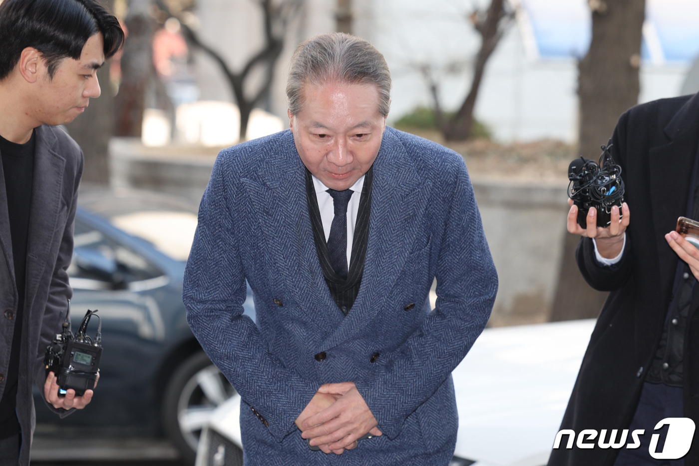 (서울=뉴스1) 신웅수 기자 = '전공의 집단사직 공모' 혐의를 받는 주수호 대한의사협회 비상대책위원회 언론홍보위원장이 14일 오전 휴대전화 포렌식 참관을 위해 서울 마포구 서울경 …