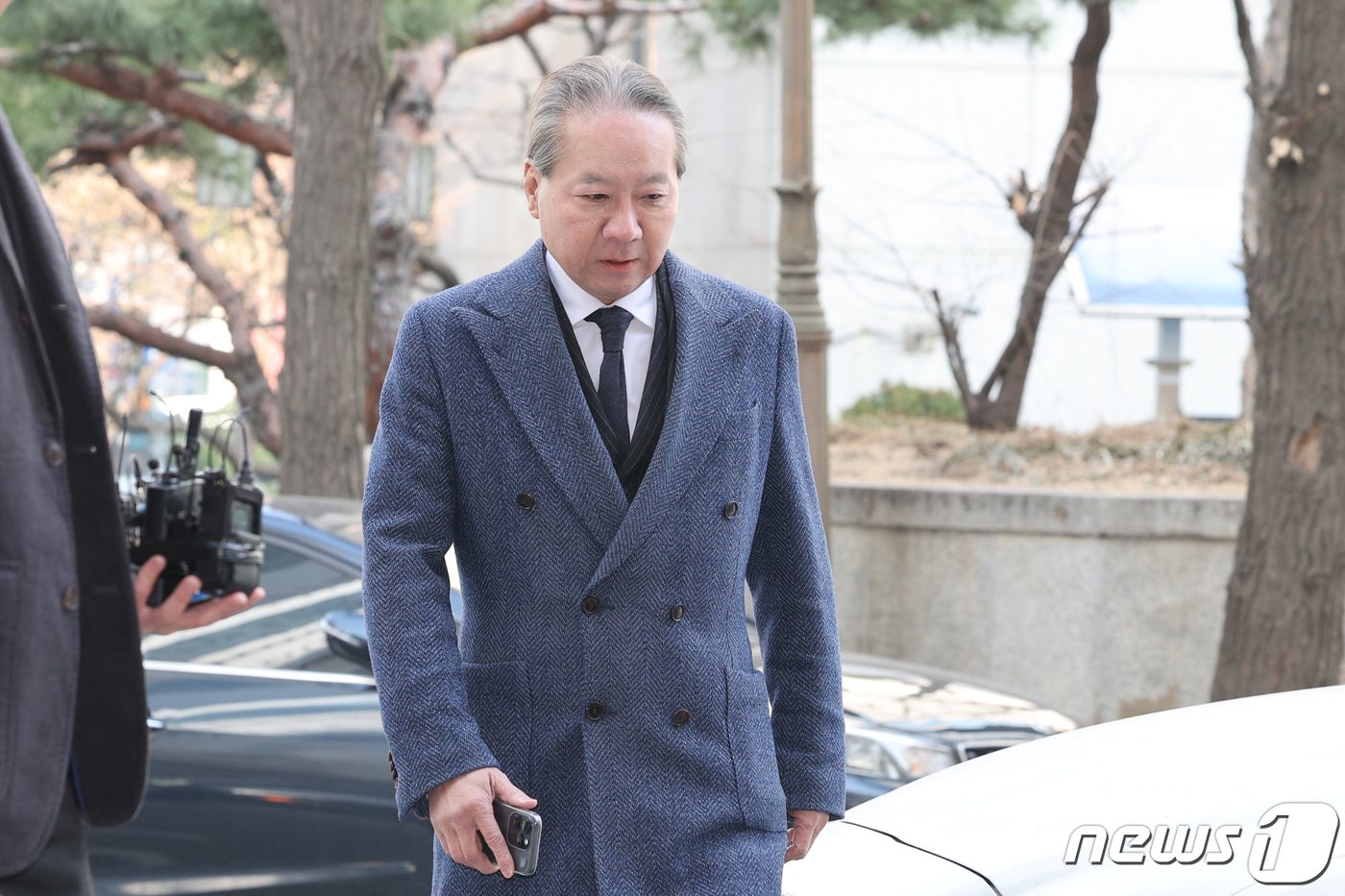 본문 이미지 - '전공의 집단사직 공모' 혐의를 받는 주수호 대한의사협회 비상대책위원회 언론홍보위원장이 14일 오전 휴대전화 포렌식 참관을 위해 서울 마포구 서울경찰청 공공범죄수사대로 출석하고 있다. 2024.3.14/뉴스 ⓒ News1 신웅수 기자