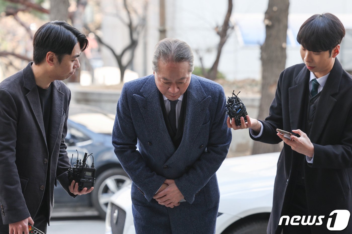 본문 이미지 - '전공의 집단사직 공모' 혐의를 받는 주수호 대한의사협회 비상대책위원회 언론홍보위원장이 14일 오전 휴대전화 포렌식 참관을 위해 서울 마포구 서울경찰청 공공범죄수사대로 출석하며 음주운전 혐의에 대해 사과하고 있다. 2024.3.14/뉴스 ⓒ News1 신웅수 기자