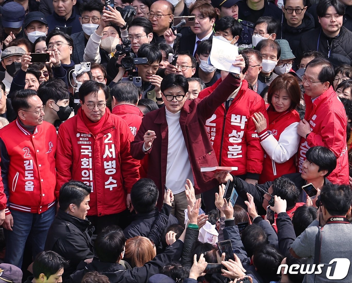 한동훈 국민의힘 비상대책위원장이 14일 부산 북구 구포시장에서 부산지역 후보들과 함께 시민들에게 인사를 하고 있다. &#40;공동취재&#41; 2024.3.14/뉴스1 ⓒ News1 윤일지 기자