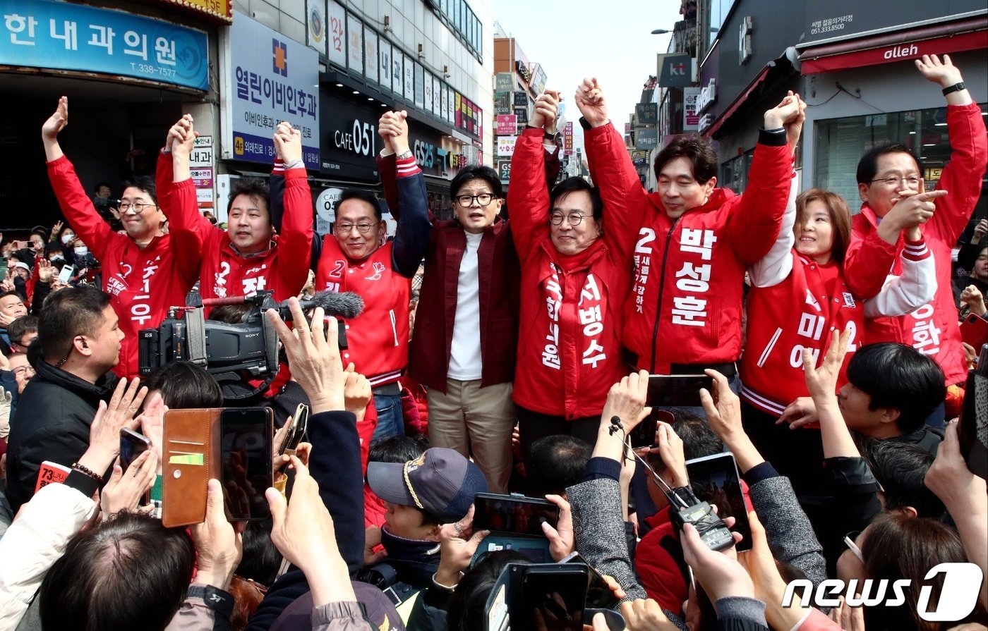 한동훈 국민의힘 비상대책위원장이 14일 부산 북구 구포시장에서 부산지역 후보들과 함께 시민들에게 인사를 하고 있다. &#40;공동취재&#41; 2024.3.14/뉴스1 ⓒ News1 윤일지 기자