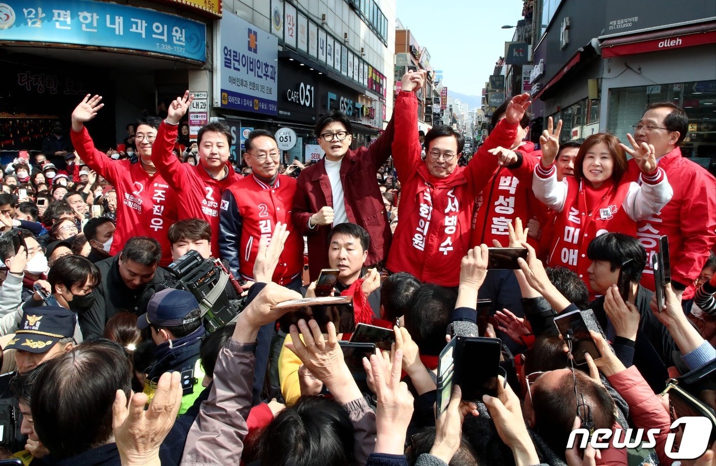 한동훈 국민의힘 비상대책위원장이 14일 부산 북구 구포시장에서 부산지역 후보들과 함께 시민들에게 인사를 하고 있다. &#40;공동취재&#41; 2024.3.14/뉴스1 ⓒ News1 윤일지 기자