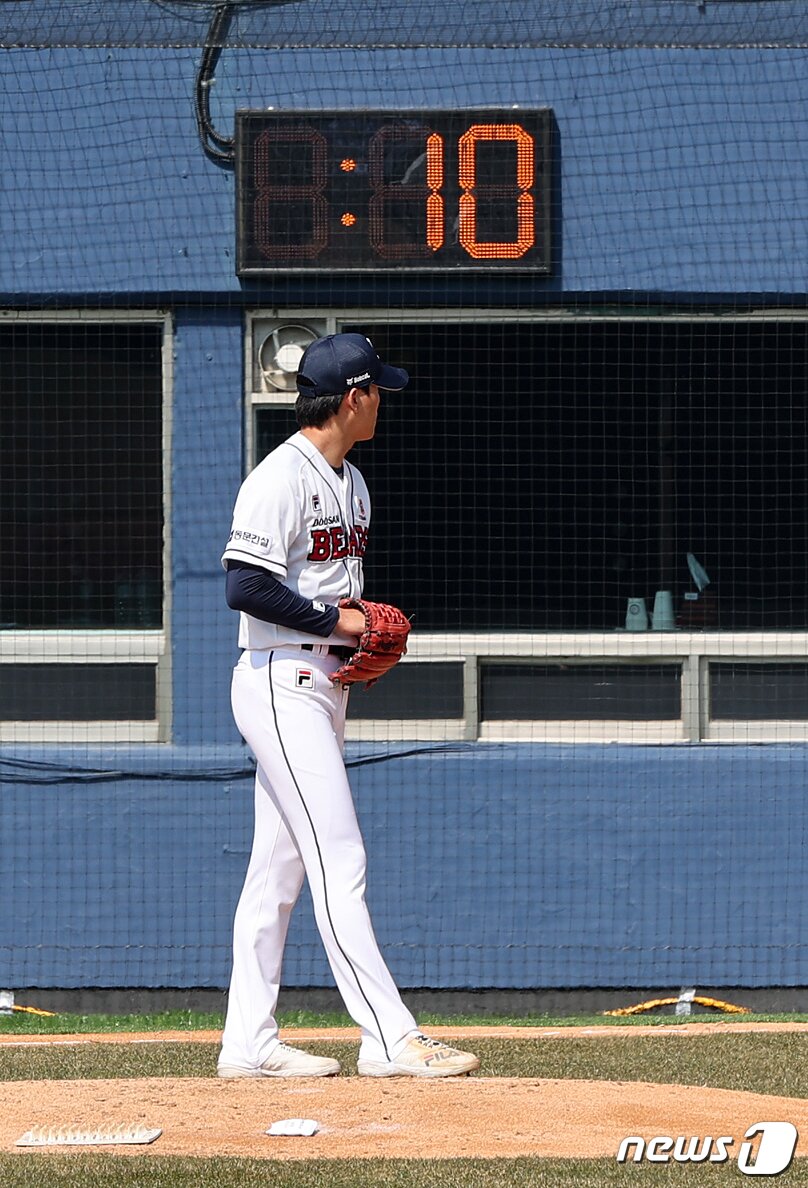 본문 이미지 - 14일 오후 서울 송파구 잠실야구장에서 열린 2024 KBO리그 KIA 타이거즈와 두산 베어스의 시범 경기, 3회초 두산 두 번째 투수 박신지가 투구 전 와인드업을 하고 있다. 2024.3.14/뉴스1 ⓒ News1 김진환 기자