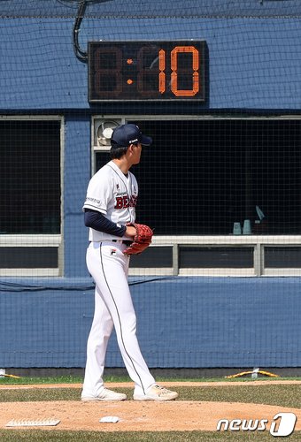 본문 이미지 - 14일 오후 서울 송파구 잠실야구장에서 열린 2024 KBO리그 KIA 타이거즈와 두산 베어스의 시범 경기, 3회초 두산 두 번째 투수 박신지가 투구 전 와인드업을 하고 있다. 한국야구위원회(KBO)는 12일까지 진행된 2024 KBO리그 시범경기 19경기의 평균 경기 시간이 2시간35분이었다고 밝혔다. 이는 지난해 같은 시점과 비교해 23분이 단축된 것이다. 작년의 경우 시범경기 첫 20경기의 평균 경기 시간이 2시간58분이었다. 2024.3.14/뉴스1 ⓒ News1 김진환 기자