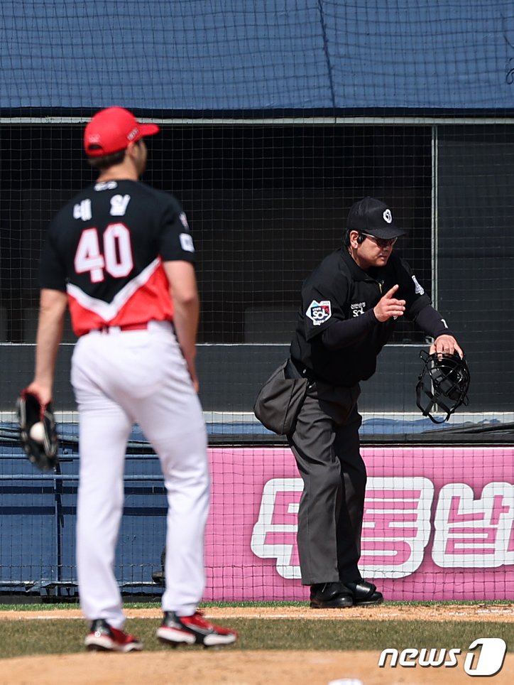 본문 이미지 - 시범경기 도중 피치클락 위반에 대한 경고가 나오는 모습. /뉴스1 DB ⓒ News1 김진환 기자