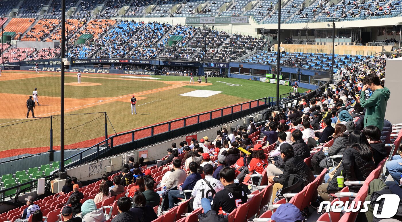 본문 이미지 - 14일 오후 서울 송파구 잠실야구장에서 열린 2024 KBO리그 KIA 타이거즈와 두산 베어스의 시범 경기, 3루 KIA 팬들이 경기를 관전하고 있다. 2024.3.14/뉴스1 ⓒ News1 김진환 기자