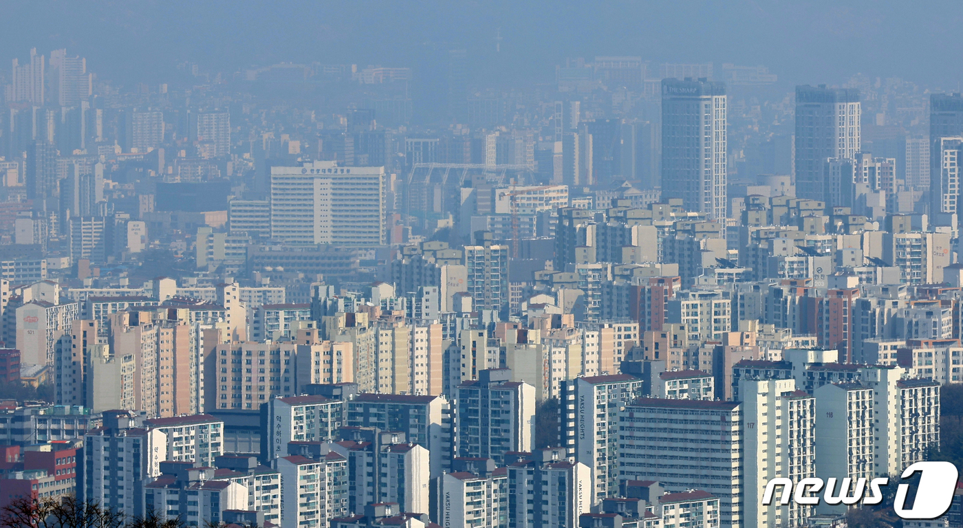 (서울=뉴스1) 김명섭 기자 = 한국부동산원이 14일 발표한 '3월 둘째주(11일 기준) 주간 아파트 가격 동향'에 따르면 서울(0.08%)은 상승폭이 유지됐다.이로써 서울은 43 …