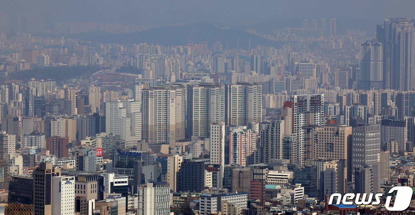 (서울=뉴스1) 김명섭 기자 = 한국부동산원이 14일 발표한 '3월 둘째주(11일 기준) 주간 아파트 가격 동향'에 따르면 서울(0.08%)은 상승폭이 유지됐다.이로써 서울은 43 …