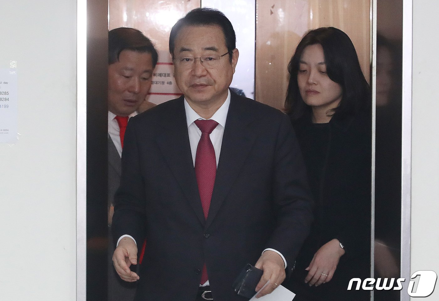 본문 이미지 - 정영환 국민의힘 공천관리위원장이 14일 오후 서울 여의도 중앙당사에서 제22차 공천관리위원회의 결과를 발표하기 위해 이동하고 있다. 2024.3.14/뉴스1 ⓒ News1 임세영 기자