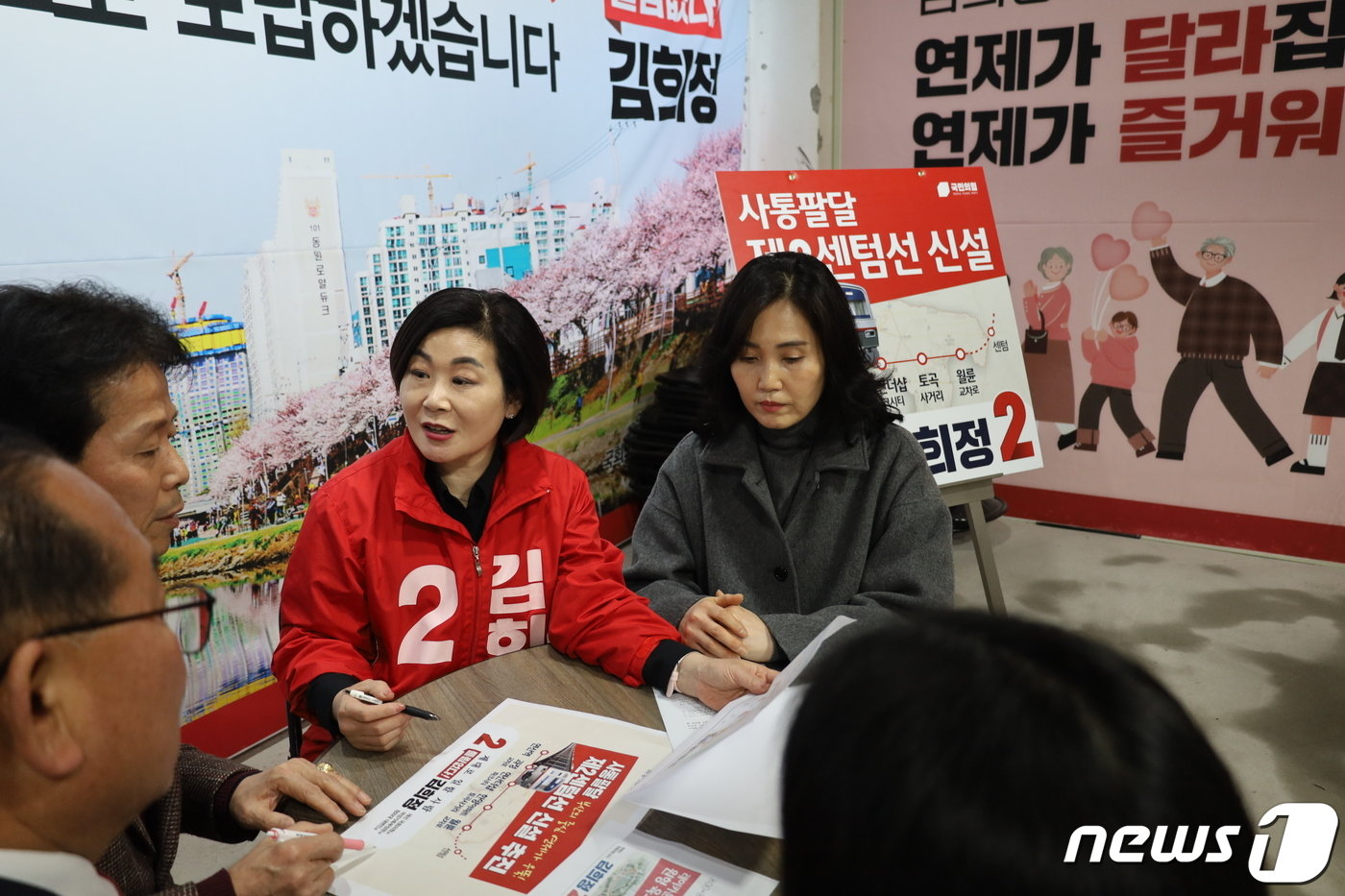 본문 이미지 - 김희정 총선 국민의힘 부산 연제구 후보가 14일 캠프에서 주민들에게 공약을 설명하고 있다. 2024.3.14. 손연우 기자