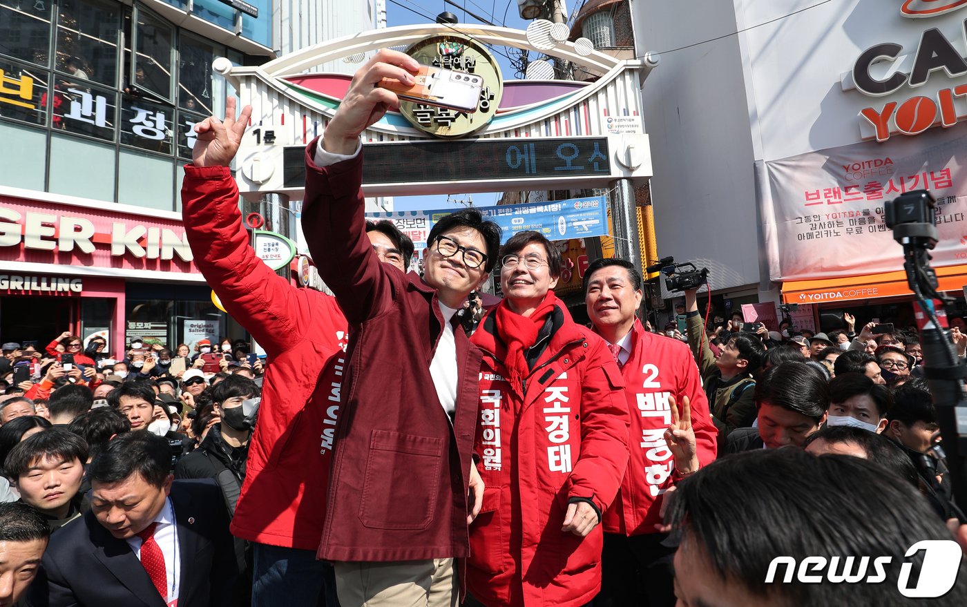 한동훈 국민의힘 비상대책위원장이 14일 부산 사하구 괴정골목시장에서 부산지역 후보들과 셀카를 찍고 있다. 2024.3.14/뉴스1 ⓒ News1 윤일지 기자