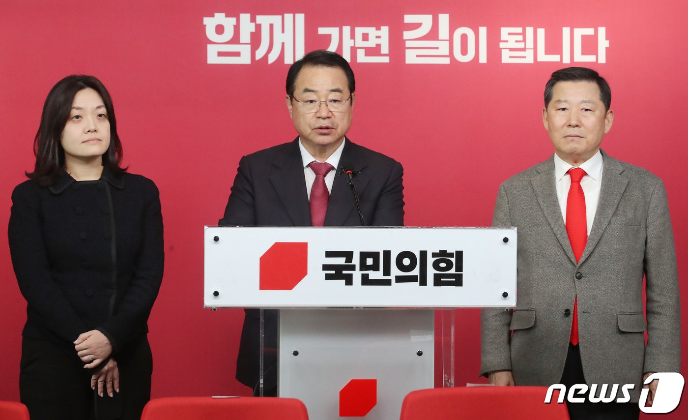본문 이미지 - 정영환 국민의힘 공천관리위원장이 14일 오후 서울 여의도 중앙당사에서 제22차 공천관리위원회의 결과를 발표하고 있다. 2024.3.14/뉴스1 ⓒ News1 임세영 기자