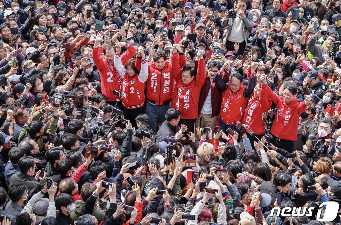 한동훈 국민의힘 비상대책위원장이 14일 부산 북구 구포시장에서 부산지역 후보들과 함께 시민들을 향해 인사하고 있다. &#40;공동취재&#41; 2024.3.14/뉴스1 ⓒ News1 윤일지 기자