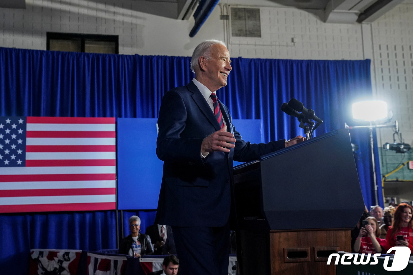 (밀워키 로이터=뉴스1) 정지윤 기자 = 13일(현지시간) 미국 위스콘신주 밀워키에 조 바이든 미국 대통령이 방문해 지역 사회의 재건과 양질의 일자리에 대해 연설하고 있다. 202 …
