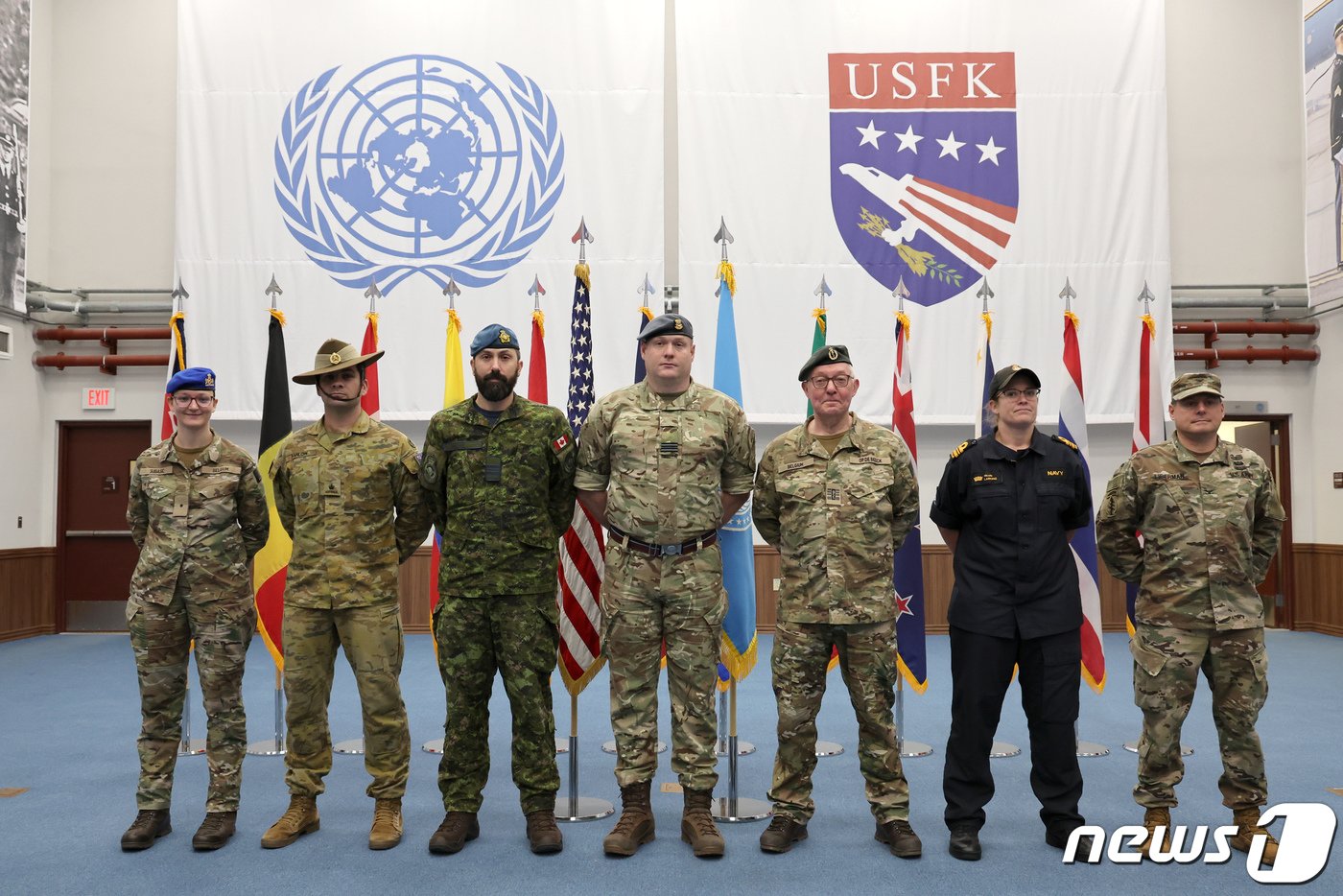 본문 이미지 - 지난 13일 경기 평택시 캠프 험프리스 유엔군사령부 본청 의장대홀에서 &#39;2024 FS&#40;Freedom Shield· 자유의 방패&#41;&#39; 훈련에 참가한 유엔사 증원 요원들이 포즈를 취하고 있다. &#40;국방일보 제공&#41; 2024.3.14/뉴스1