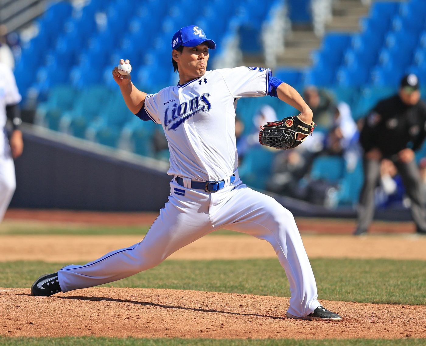 본문 이미지 - 삼성 라이온즈 투수 김재윤이 14일 대구 삼성라이온즈파크에서 열린 롯데 자이언츠와 2024 KBO리그 시범경기에 구원 등판해 역투하고 있다. (삼성 라이온즈 제공)