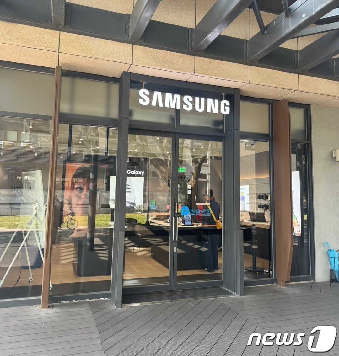 본문 이미지 -  국립 타이완 대학교(NTU) 내에 위치한  '삼성 타이완 대학 캠퍼스 스토어(三星智慧館-台大校園門市)' 입구. 2024.3.8 / 뉴스1 ⓒ News1 강태우 기자