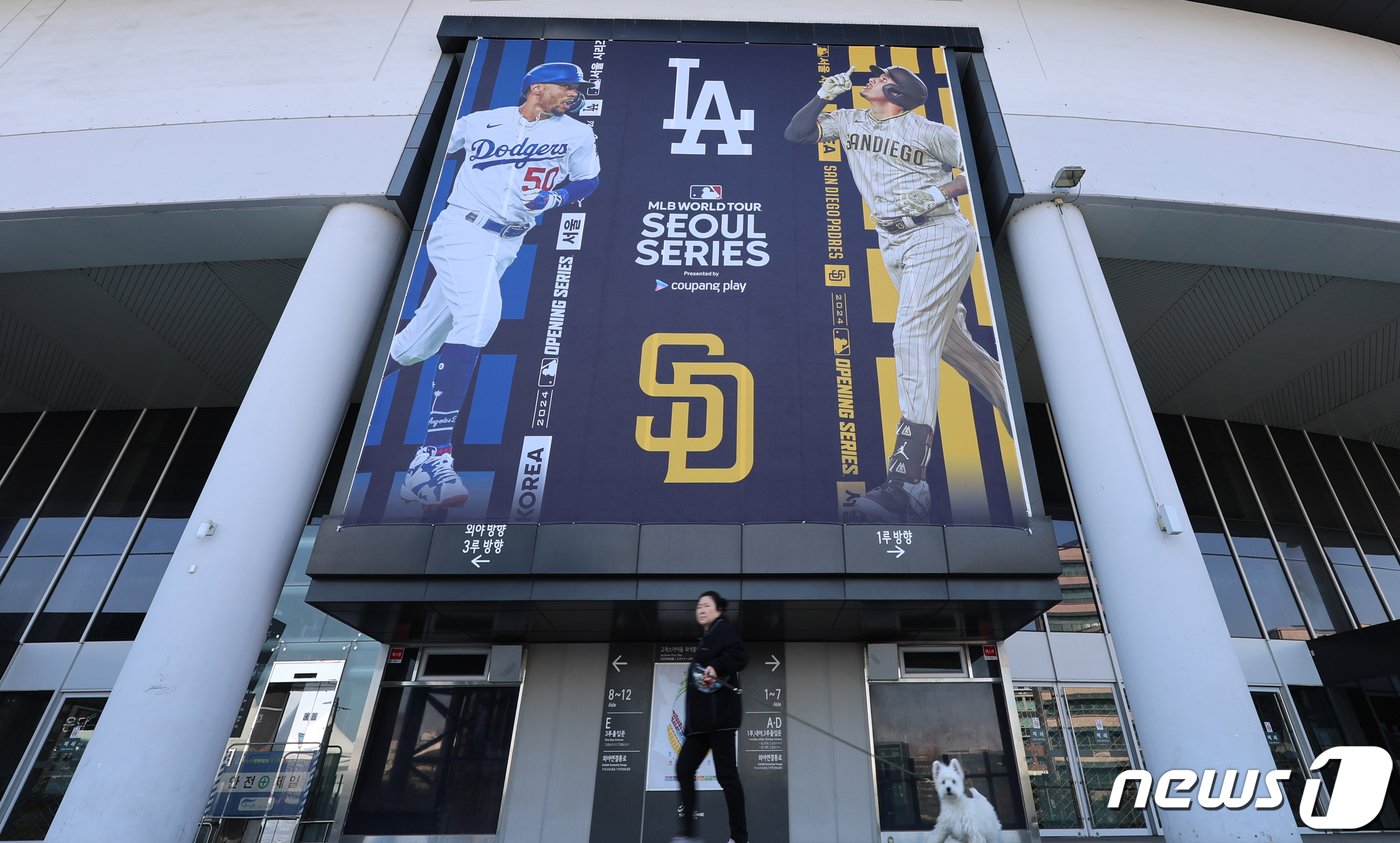 미국프로야구&#40;MLB&#41; 월드투어 서울시리즈 참가팀 LA 다저스와 샌디에이고 파드리스 선수들의 입국을 앞둔 14일 경기가 열리는 서울 구로구 고척스카이돔 외부에 홍보 현수막이 게시돼 있다. LA 다저스와 샌디에이고 파드리스는 20일과 21일 오후 7시 5분 고척스카이돔에서 MLB 정규리그 개막 2연전을 벌인다. 2024.3.14/뉴스1 ⓒ News1 김도우 기자