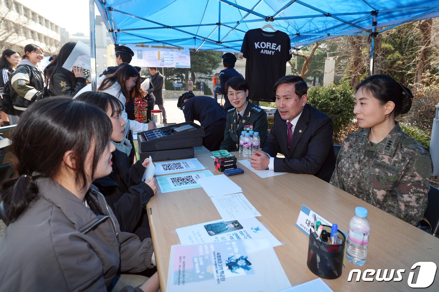 본문 이미지 - 김선호 국방부 차관이 서울 용산구 숙명여자대학교 학군단에서 서울권역 여자대학 후보생들과 간담회를 갖기에 앞서 ROTC 모집 홍보 부스를 방문에 학생들과 상담을 하고 있다. &#40;국방부 제공&#41; 2024.3.14/뉴스1