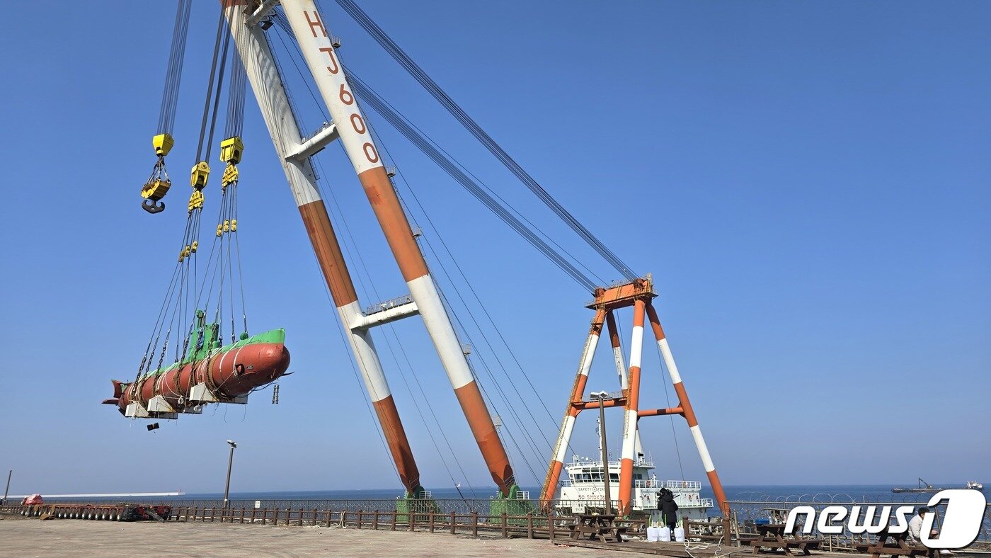 본문 이미지 - 1996년 강원 강릉으로 침투한 무장간첩 26명을 태우고 왔다가 좌초, 2001년부터 강릉 통일공원에 전시됐던 북한 상어급 잠수함이 14일 해군 1함대로 이전하고 있다. (강릉시 제공) 2024.3.14/뉴스1 ⓒ News1 윤왕근 기자