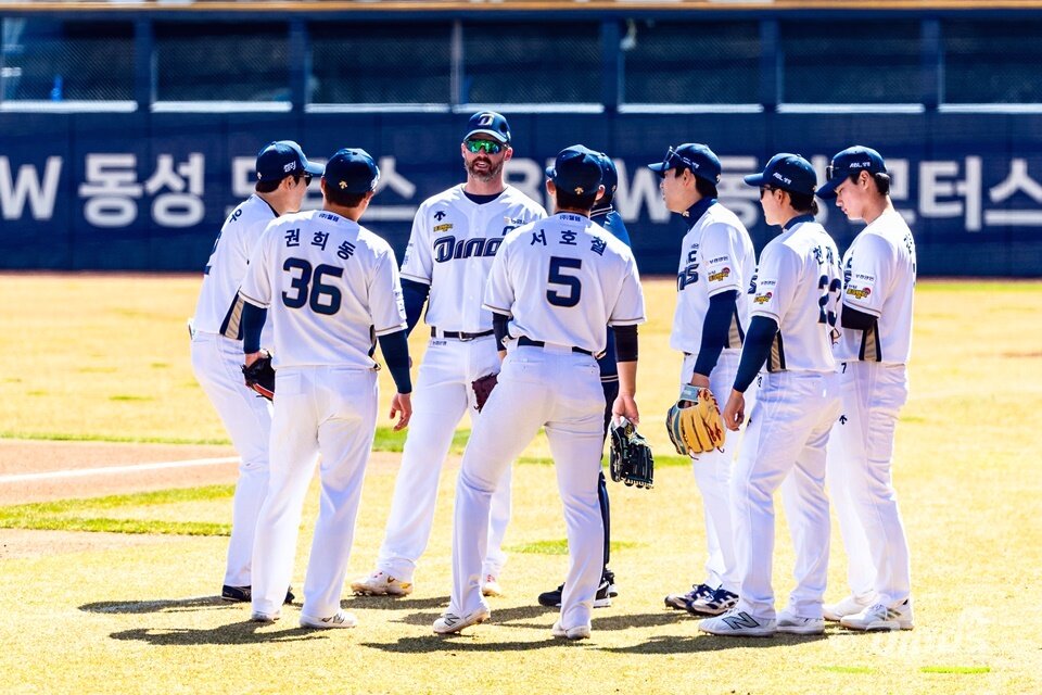 본문 이미지 - NC 다이노스는 14일 열린 시범경기에서 LG 트윈스를 꺾고 단독 2위로 올라섰다. (NC 다이노스 제공)
