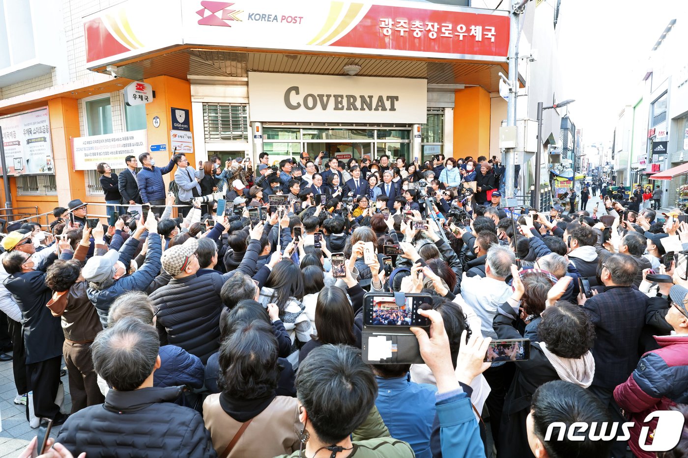 조국 조국혁신당 대표가 14일 광주 동구 충장로 우체국 앞을 찾아 지지를 호소하고 있다. 2024.3.14/뉴스1 ⓒ News1 김태성 기자