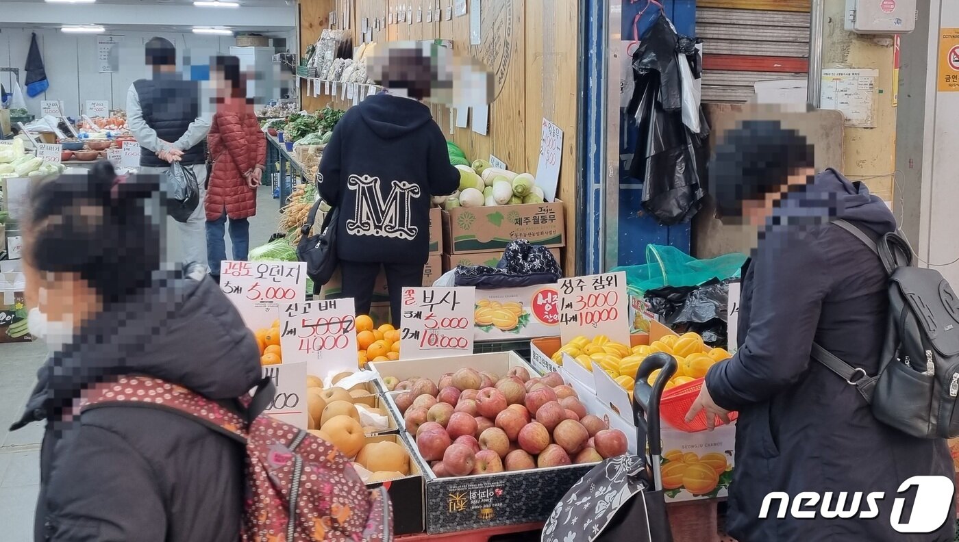본문 이미지 - 14일 경기 구리시 구리전통시장을 찾은 시민들이 과일가게 앞에서 과일을 보고 있다.2024.03.14./뉴스1 양희문 기자 